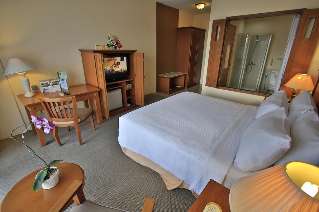 The Jayakarta Suites Bandung Szoba fotó